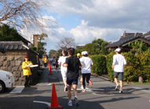 �x���̏鉺���𑖂�B